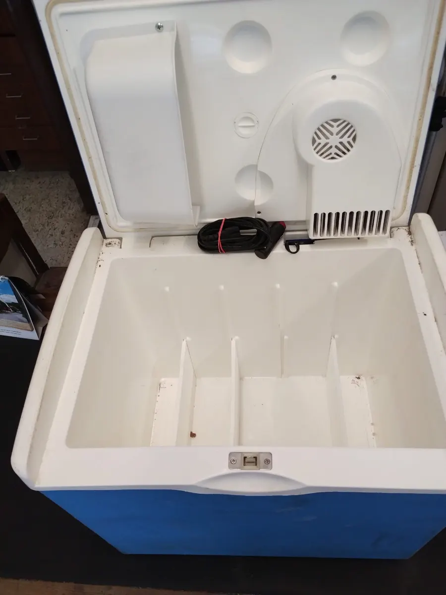 Chladiaci box Campingat napájanie12V cez auto zásuvku 42x50x35 50l 5priehradok 18€