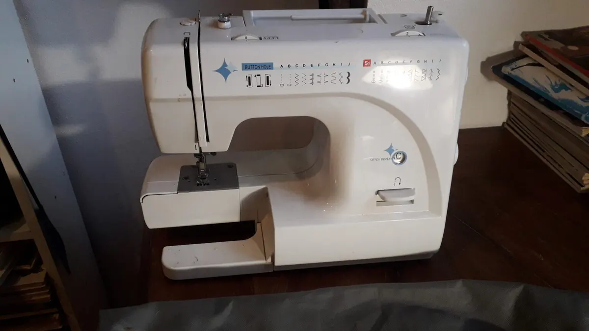 šijace stroje Šijací stroj Tesco EJ15 85W, žiarovka 15W, obal 9€