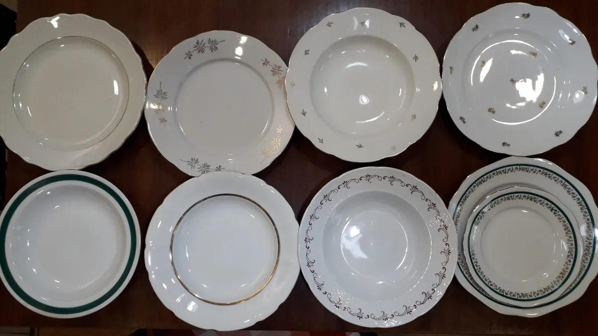Taniera porcelánové ČSSR -plytký 2x zlatý lem Dubí č7 3€ – plytký 5x zlaté hviezdičky + len Bohémia Nová Role č 55 /10 5ks po 3,5€ -hlboký 12x zlaté lístky + lem st. role č.7 4ks po 3,5€ -plytký 13x…