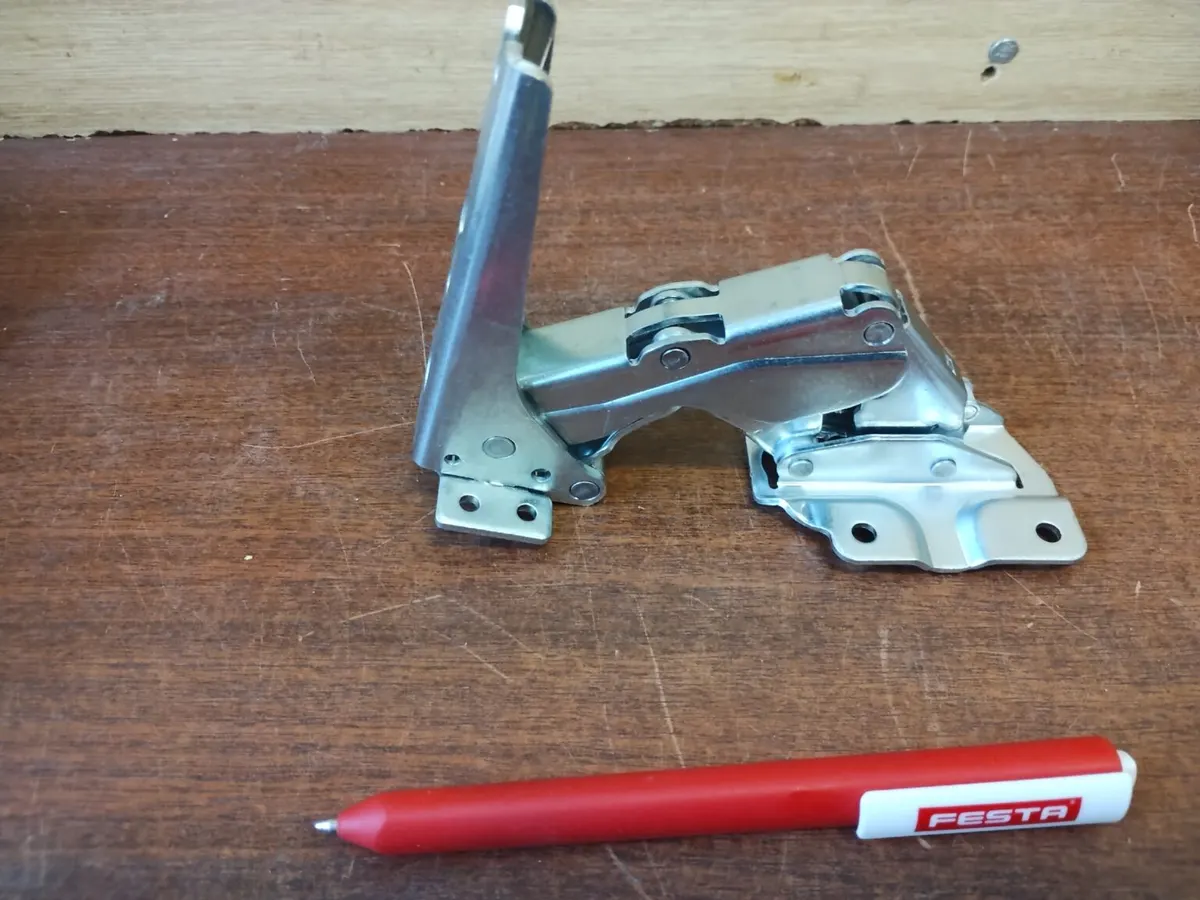 Pánty Hettich do chladničky Amica 3903 a 3939 3 páry po 58€