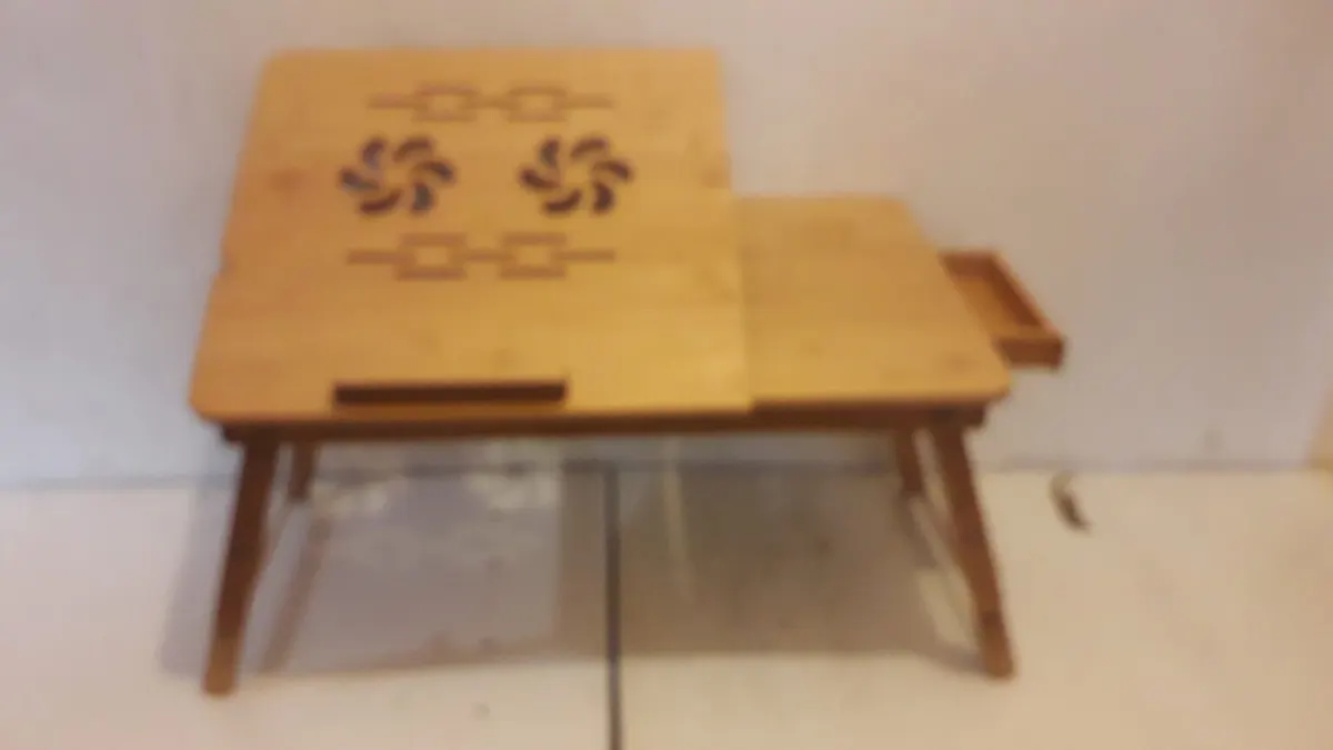 Stolík do postele zn. Modrine skladací, masív, servírovací alebo na laptop, nastaviteľná výška aj sklon, šuflíček, malé poškodenie 10€
