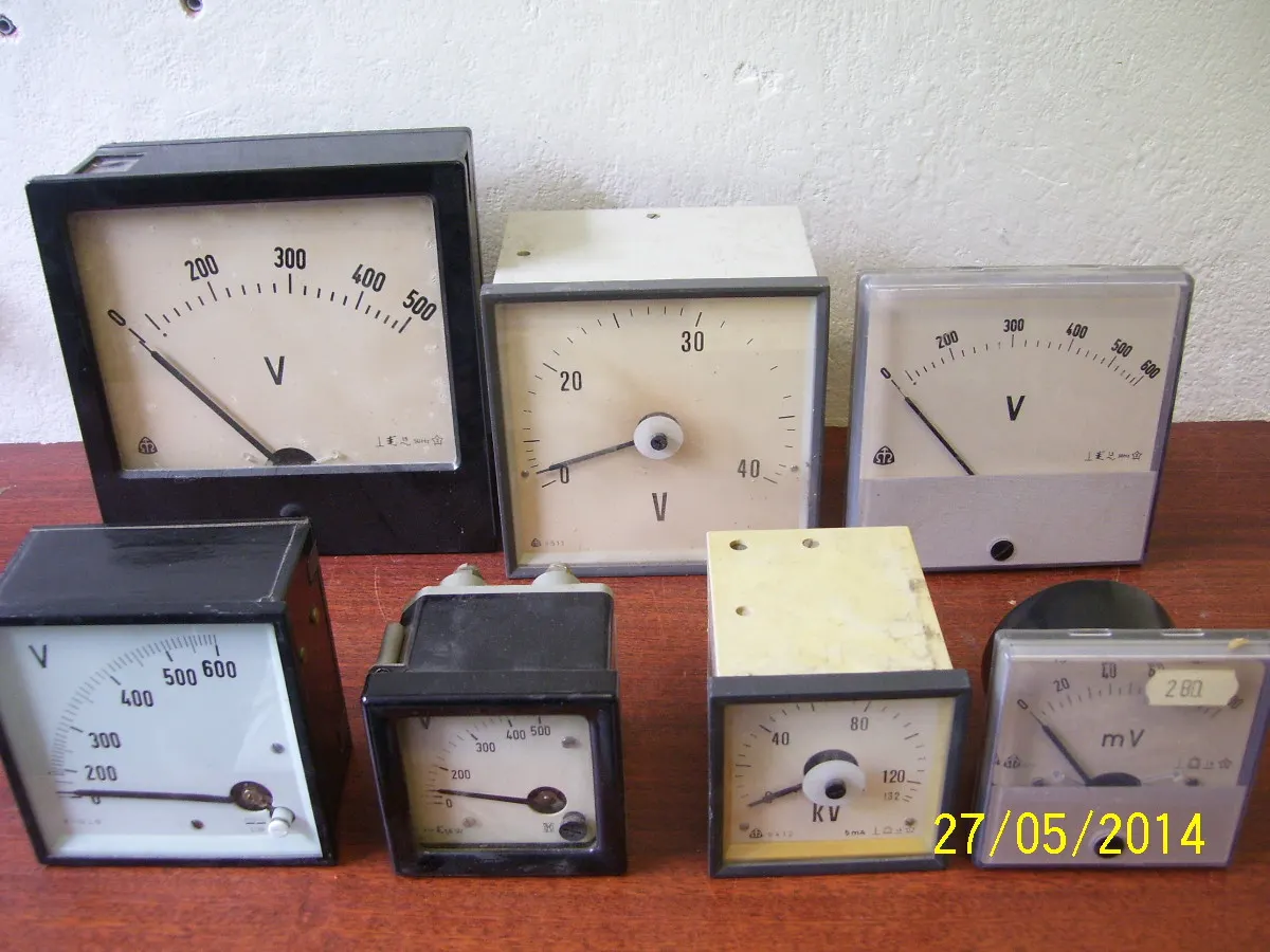 Voltmetre panelové
