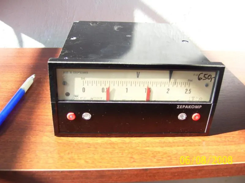 Panelový Voltmeter