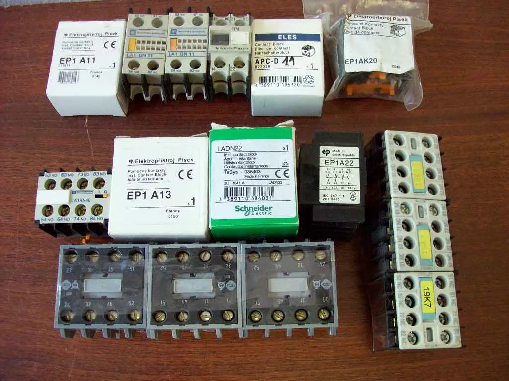 Pomocné kontakty stykačov