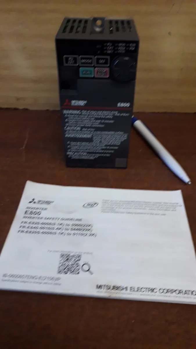Fekvenčný menič Mitsubishi E800 FR-E820-0008-4-60 240V 13A 0,2-580Hz Japan 5xtlačítko, regulácia, displey 128€