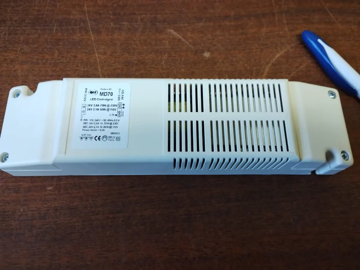 Elektronický zdroj 24V DC DM70 výrobca AMI Nové Zámky A308 2,9A (70 W) a 2,1A (50 W) 3x 8,6 W LED 5ks po 12€