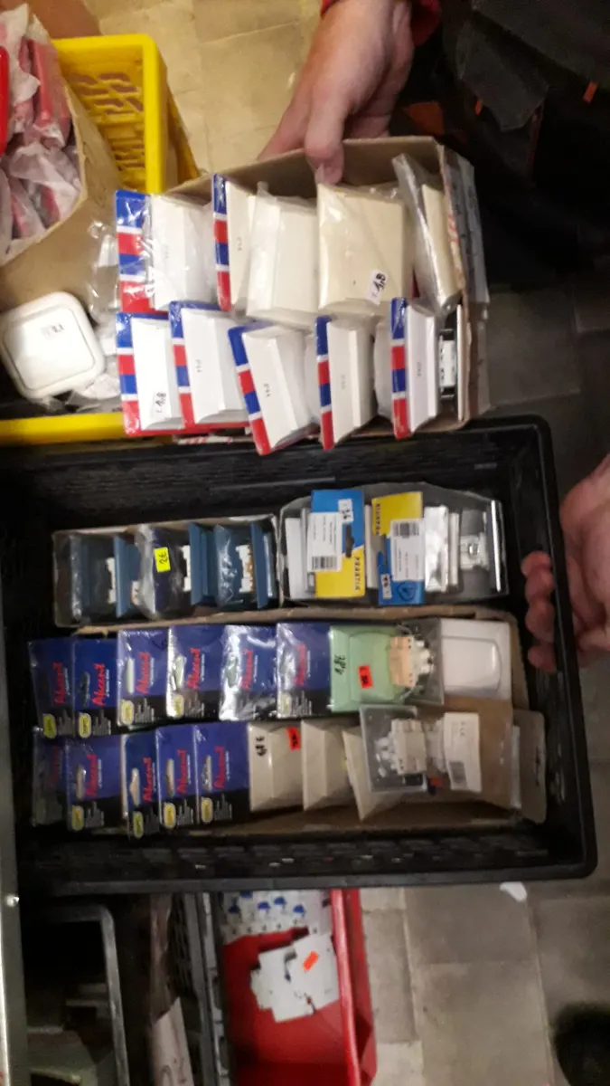 Vypínače interiérové (prístroje podomietkové)