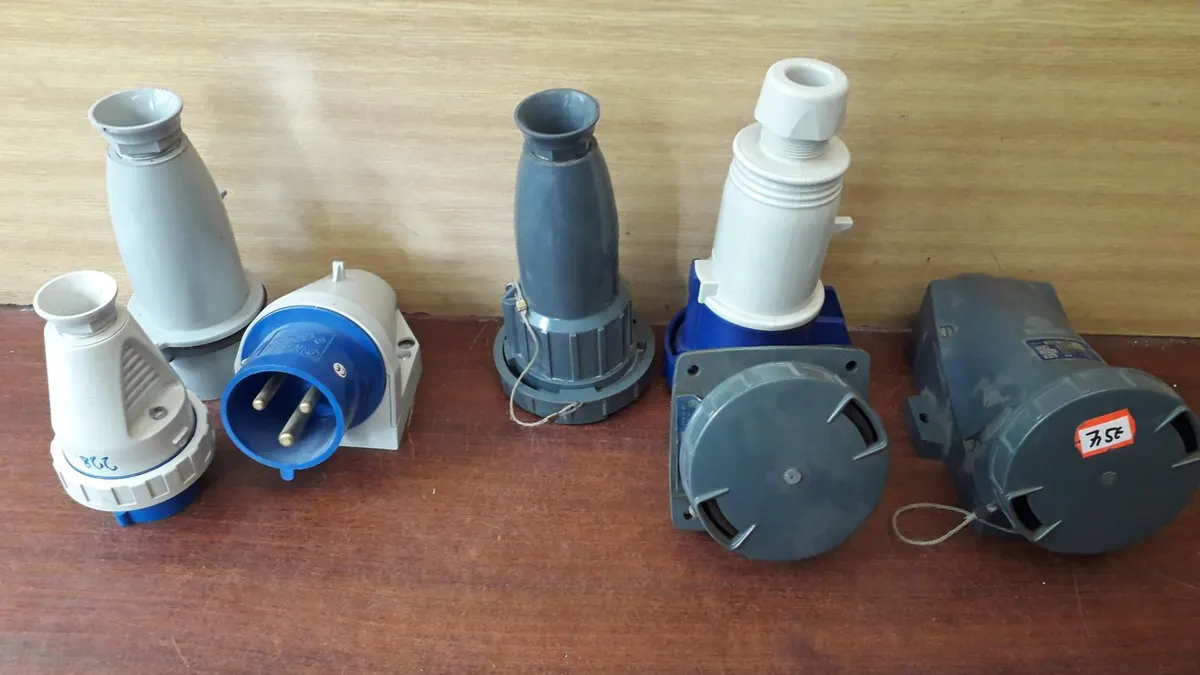 Zásuvky a vidlice priemyselné 240V 16 a 32A
