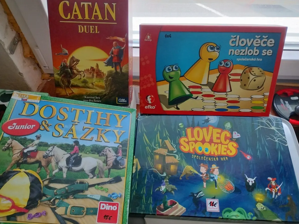 -Caran duel – Kartová hra pre 2 hráčov od 10 rokov 9€ -Lovec Spookies od 5 rokov 2-6 hráčov 11€ -Dostihy a stávky Junior Dino od 5 rokov 2-4 hráči 15€ -Ľadový hokej Simba od 5rokov 3ks po 14€…