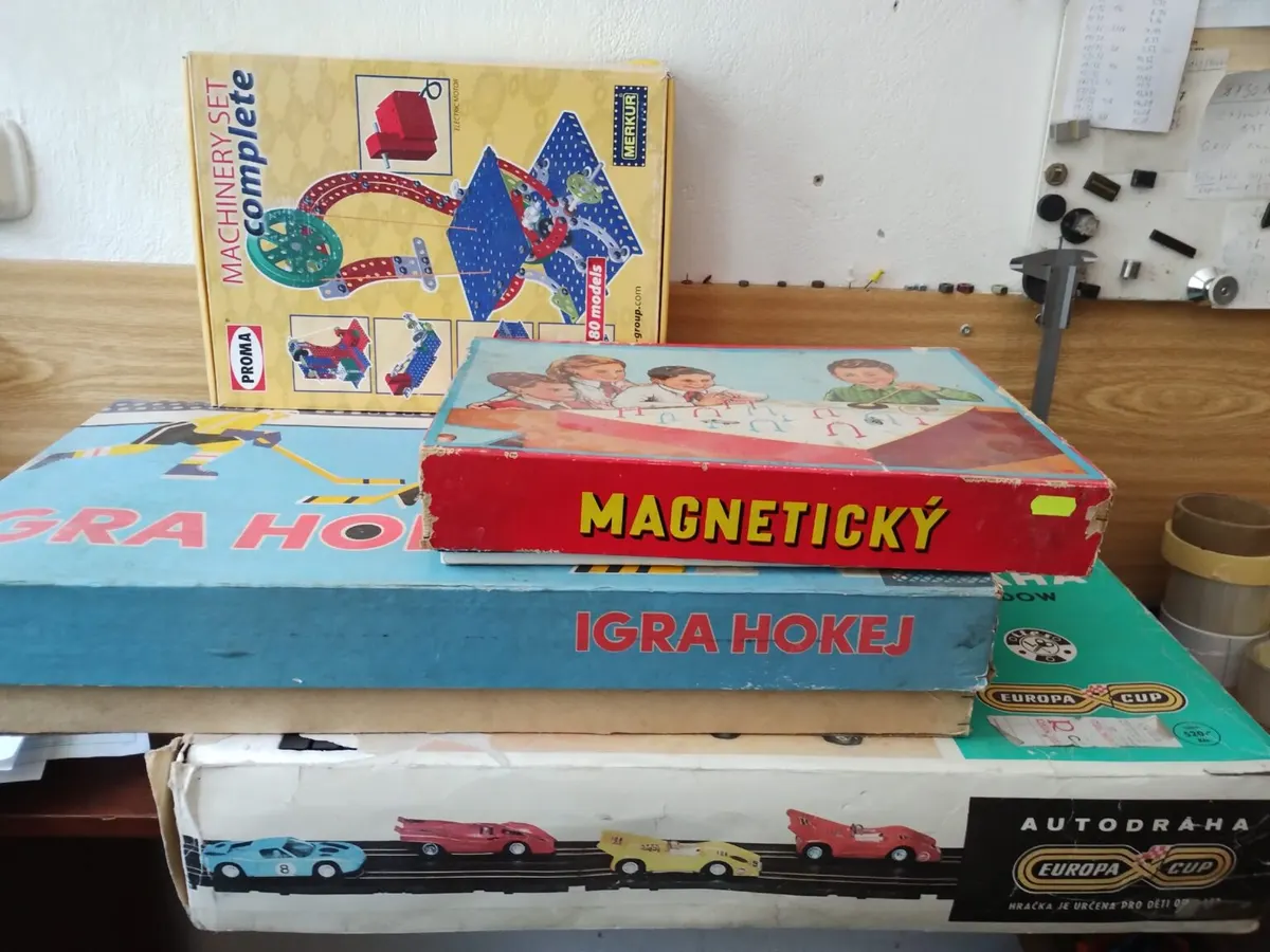 „Retro“ hračky -Merkút 80 modelov od 6 rokov ČR 18€ -Magnetický slalom „ mechanický jojstik 54€ -Igra hokej 10 kčs 54€ -Auto dráha Shadow ltes 520kčs od 9rokov 85€