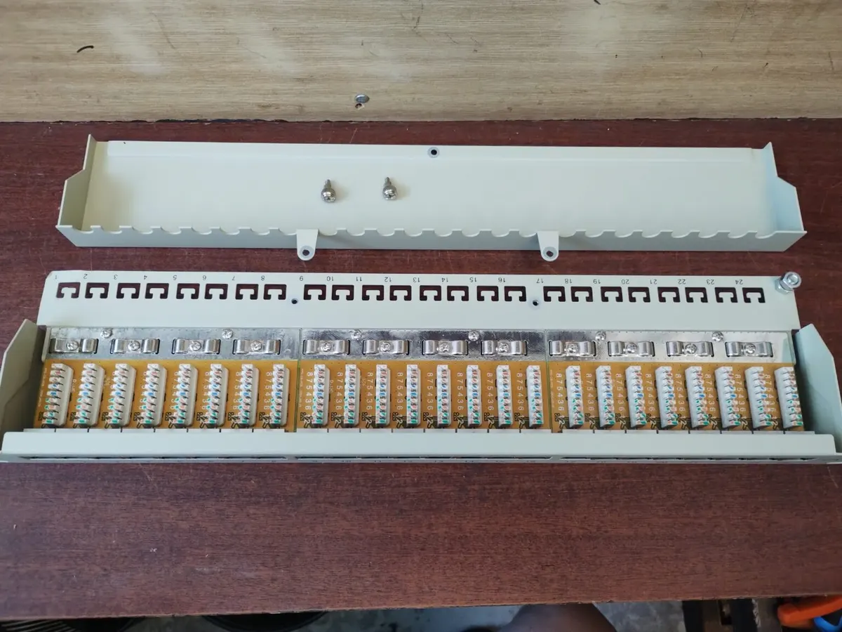 Rozvádzač 24xLAN (8 pin)zn. Connect panel 45x480mm nový 38€