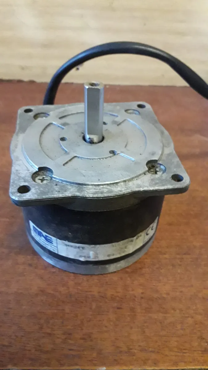 Krokový motor MAE HY priemyselná automatizácia oska priemer 9,5mm 4 pin 2ks po 54€. Cena na webe 380€