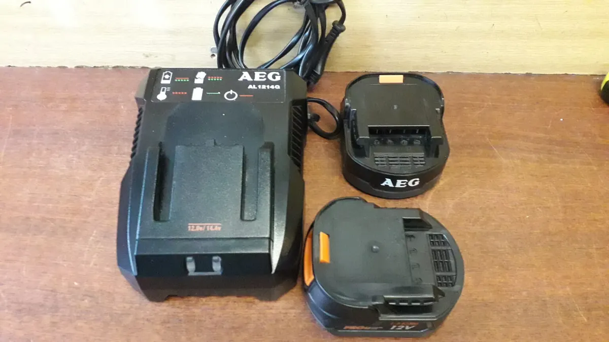 nabíjačka+batérie nové 12V AE
