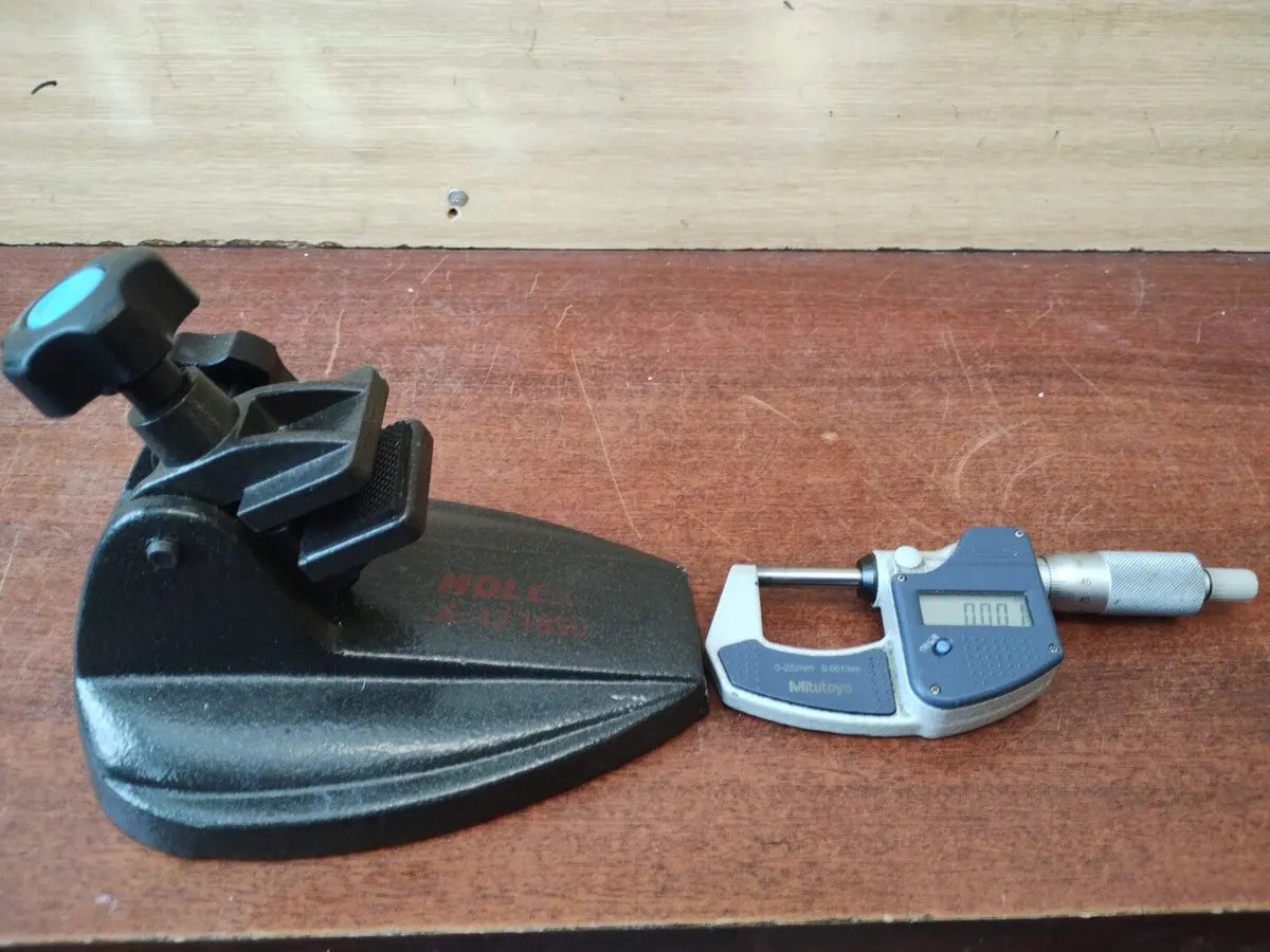 Mikrometer Mitutoyo a) 293-821-30 Japan, ciachovaný do 4/25 0-25mm 0,001mm 98€ b)stojan Holex 42 1850 32€