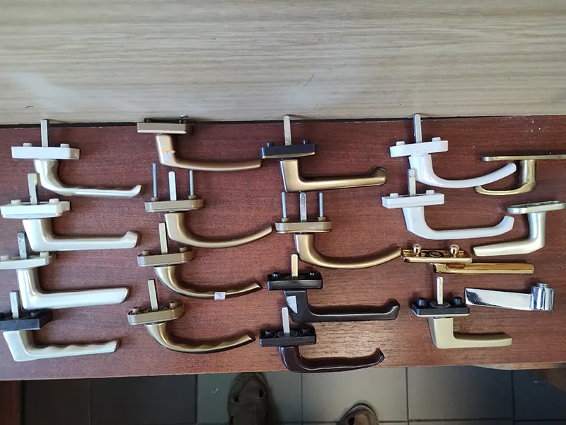 Okenné kľučky- pololivy so 4-hranom 7x7mm s rozostupom dier 43mm