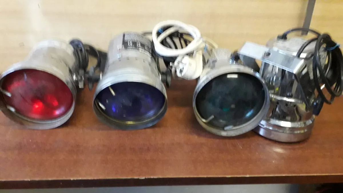 Reflektory s farebným svetlom typ T-36 Pinspot 230V 30W, žiarovky 6V/30WPAR-36 farby červená 2ks+ modrá+ zelená po 12€ spolu 38€/4ks