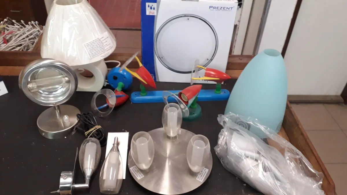 Lampy stropné a nočné.