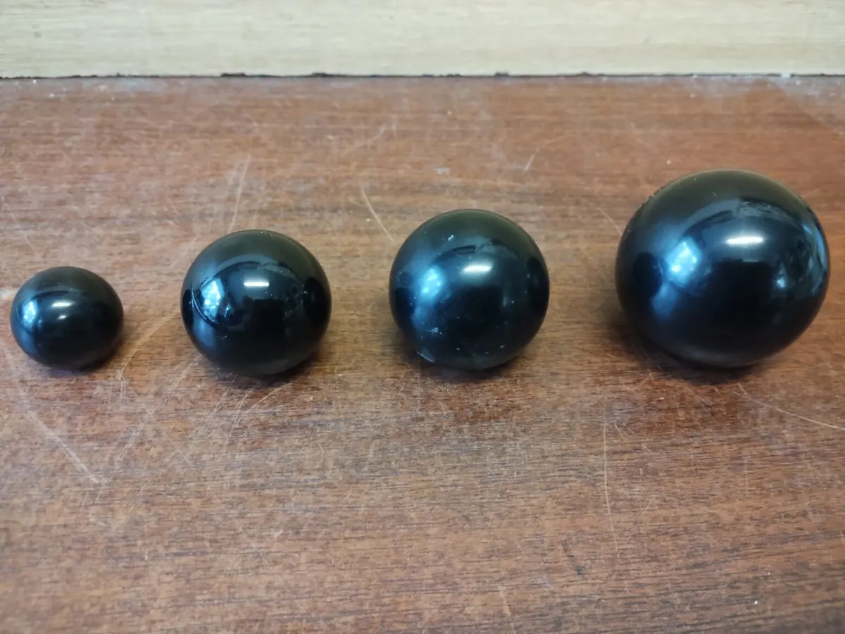 Gule bakelitové s metrickým závitom: M6 až M12 1,4-2,4€/ks
