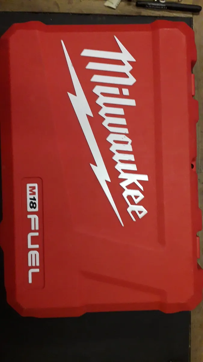 Set AKU náradia Milwuokee M18 Fuel 2x 5Ah USA nový! Č.3679-22 494€! cena na webe je v zľave 610€