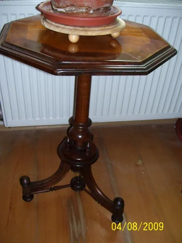 stolík intarzovaný