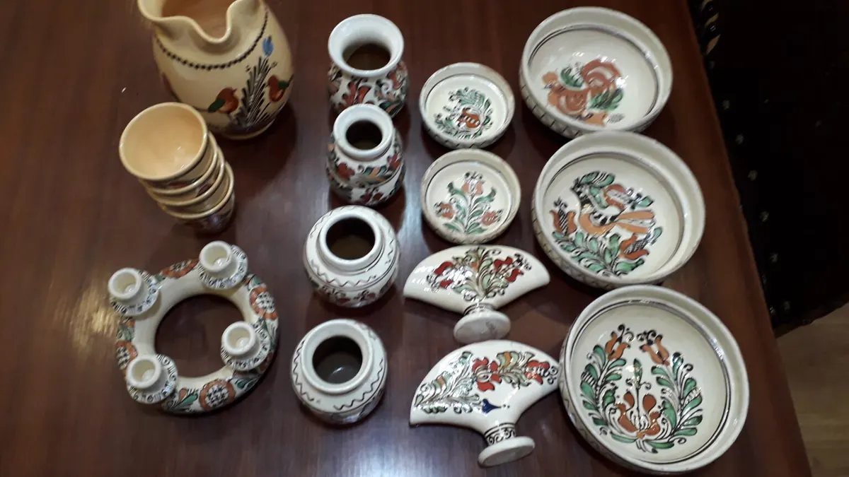 Hlinená keramika – majolika Korond ručne maľovaná, glazovaná džbán 18cm + 4 poháre 7cm 12€/set svietnik Ø15cm sándor Balázs 2ks po 6,5€ vázy 11cm 4ks po 4,8€ držiak servítok 2ks po 4,5€ malá myska…