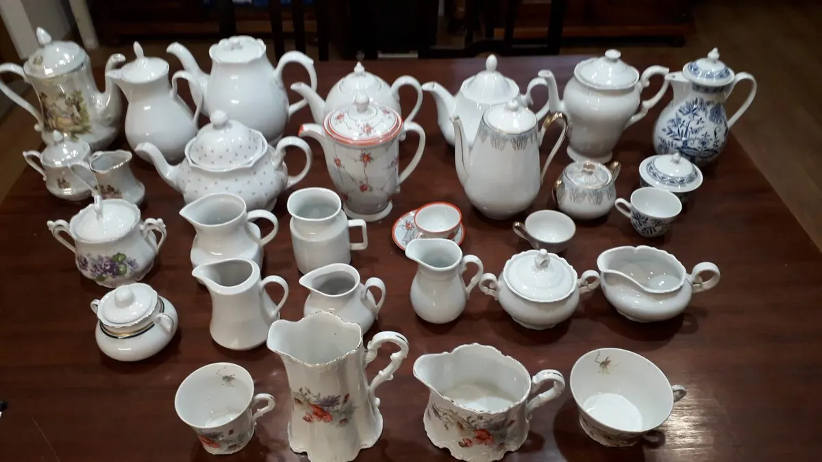 Čajníky šálky a príslušenstvo z porcelánu
