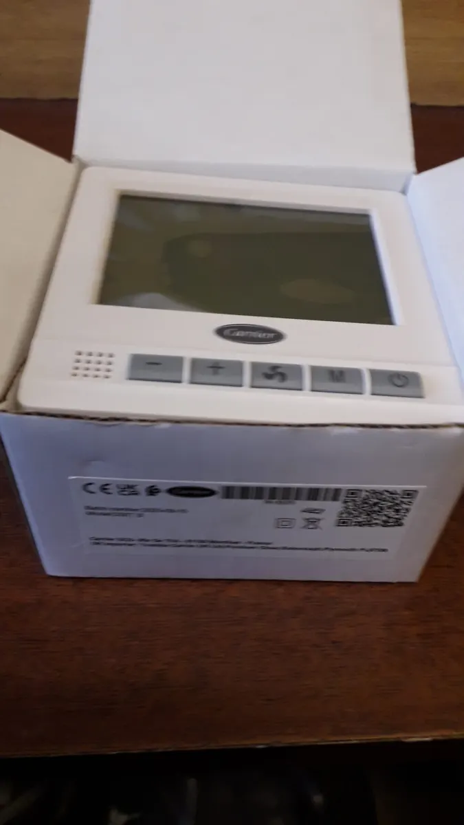 Termostat Carrier 33ET B digitál, 5 tlačítok, vstavaný 95€! Cena na webe 158€