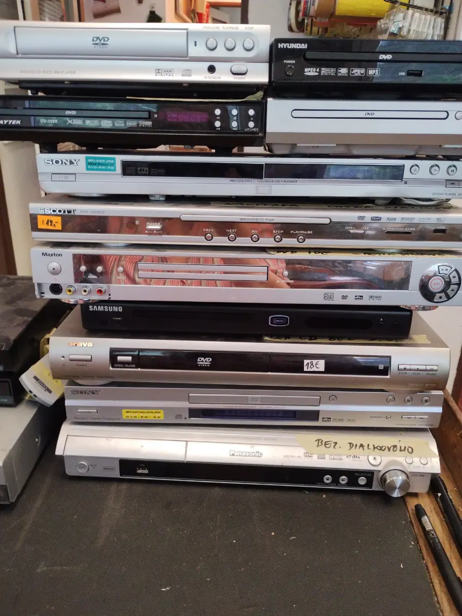 Prehrávače DVD a CD a)kompletné po 18€ Panasonic DVD/CD + Sony DVP-NS38 b)bez DO s rádiom: Red Star Rádio+CD 10€ c) bez Do neznačkové po 8€ Tesco+ Daytek+DS 306-A Scott+ Maxton d) bez Do značkové po…