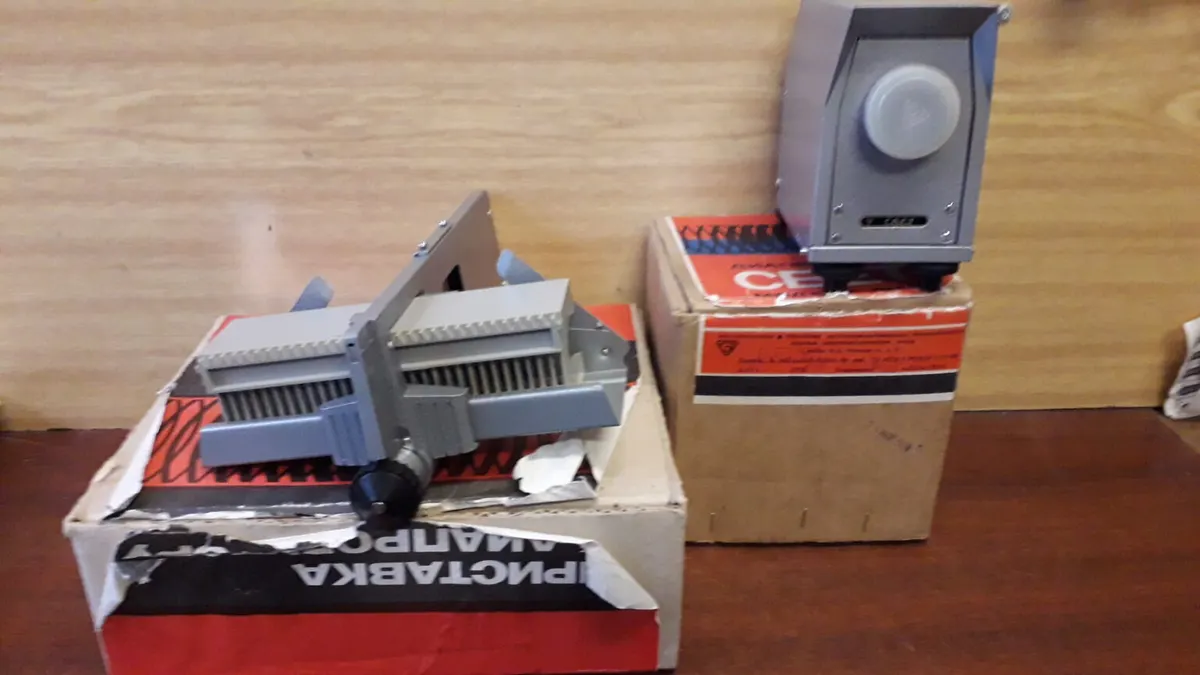 Dia projektor svet ZSSR nový typ DM3 z roku 1974 kompletný zabalený s manálom 38€ (mám aj diarámečeky)